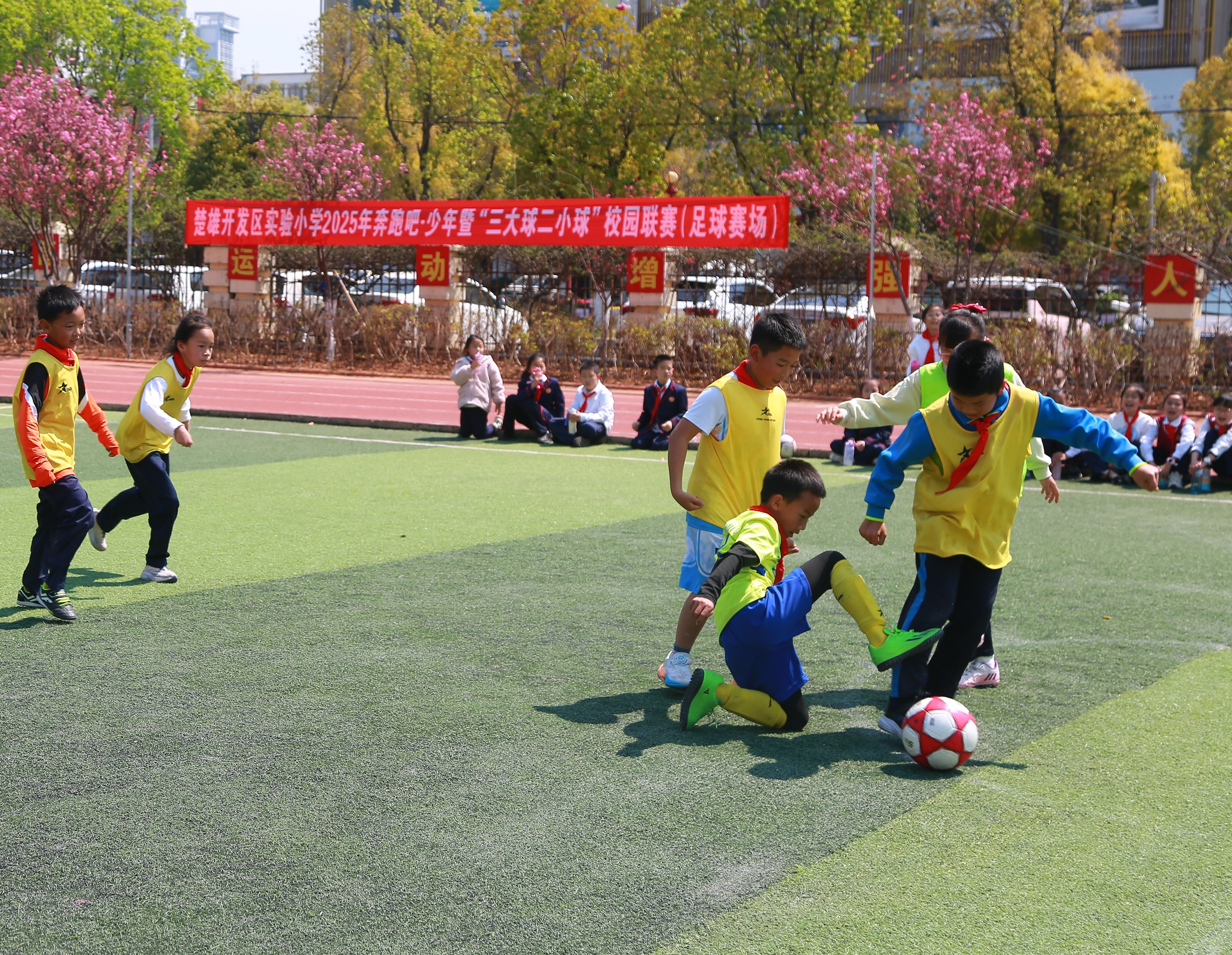 足球比赛中球员夺得最佳射手，赢得掌声