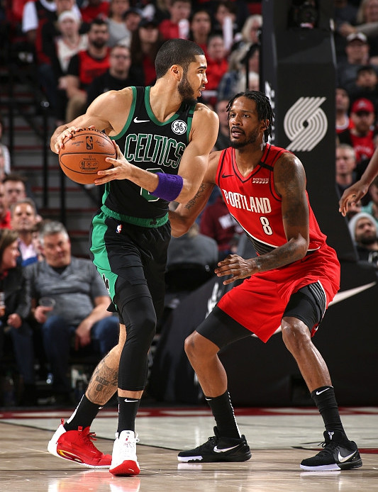 巴黎对阵塔图姆激战胶着，最终险胜对手