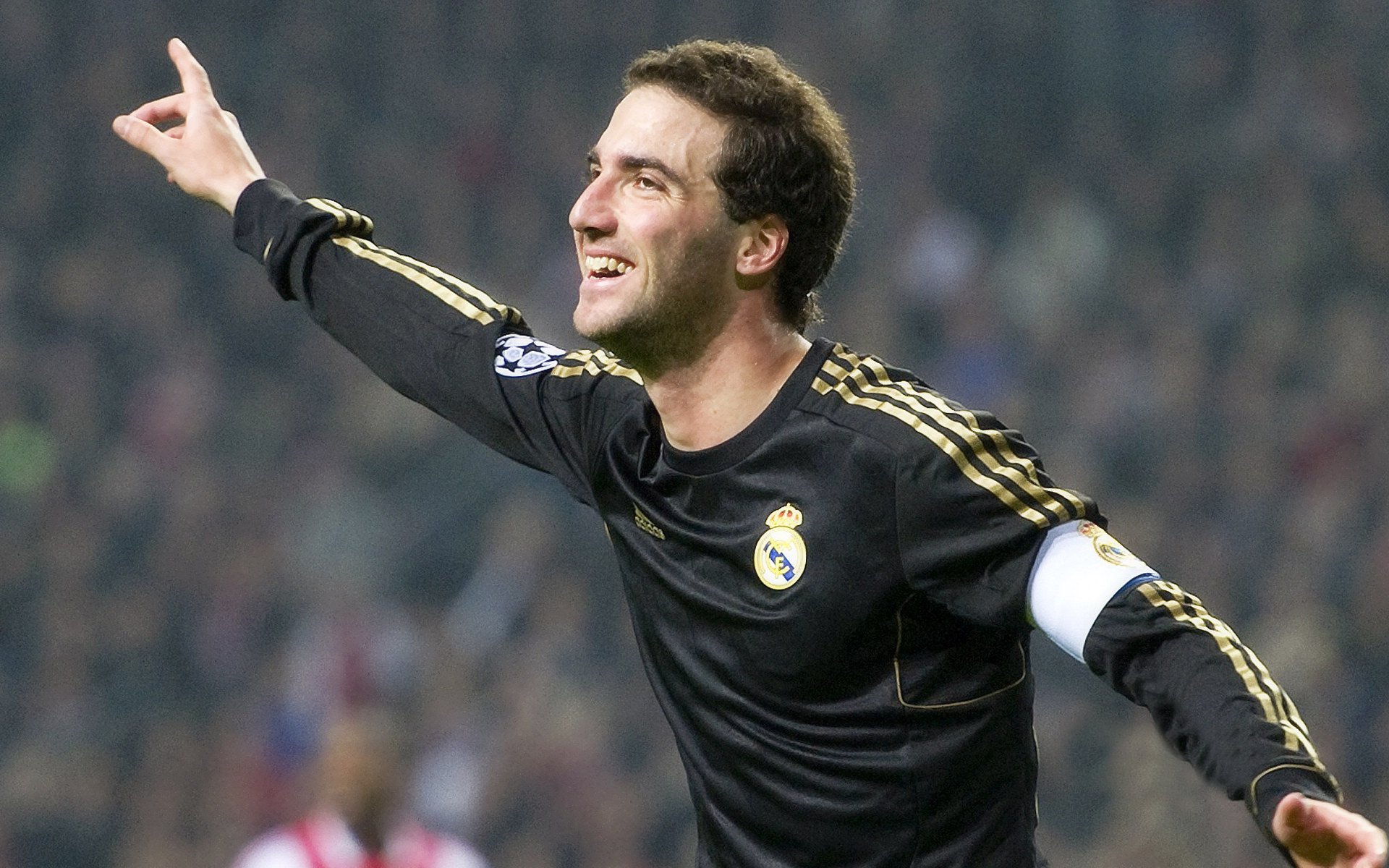 梅西在尤文图斯比赛中问鼎冠军，大胜引发热议！